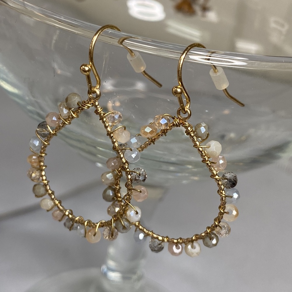 Dainty and feminine sparkly wire and faceted bead earrings - Picture 1 of 4